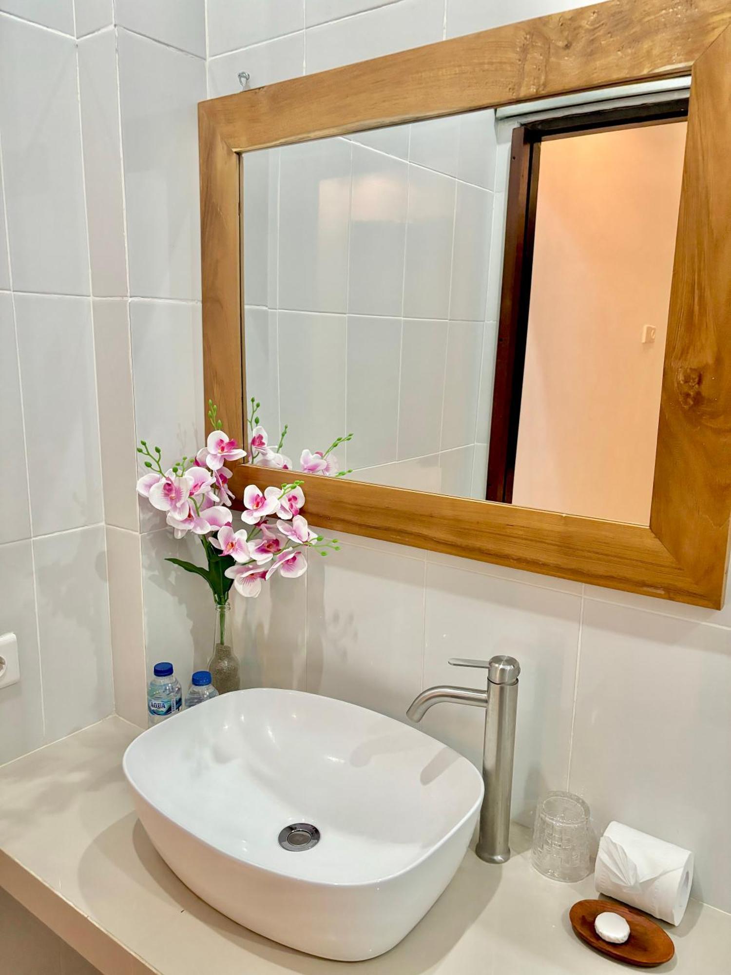 The Lima Home Stay In Canggu Bagian luar foto