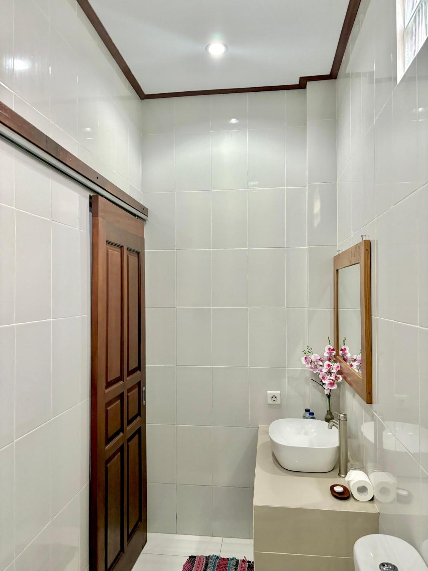 The Lima Home Stay In Canggu Bagian luar foto