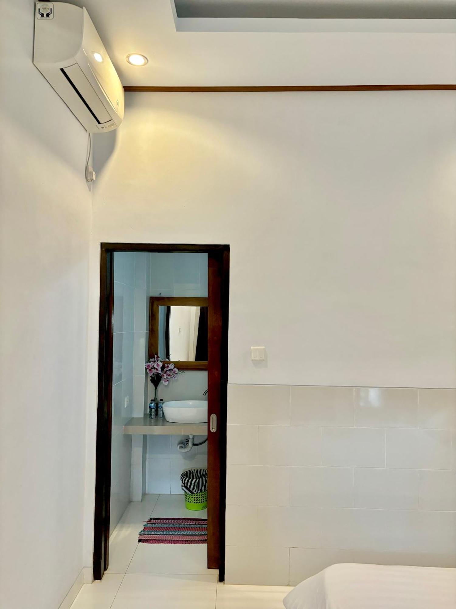 The Lima Home Stay In Canggu Bagian luar foto